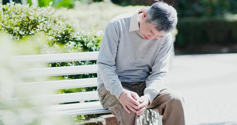上班族久坐不動要小心！5個傷膝壞習慣　你中了幾項？
