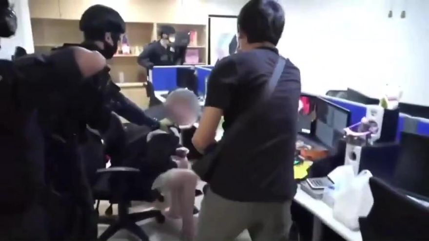【影】拜神有用嗎？詐團雞腿供地基主保平安…下一秒警破門逮7嫌