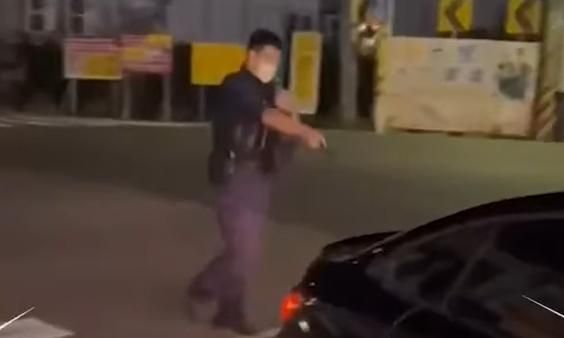 【影】再囂張！台中32人車聚吵鬧…警到場一秒「拔槍上膛」立刻乖乖受檢