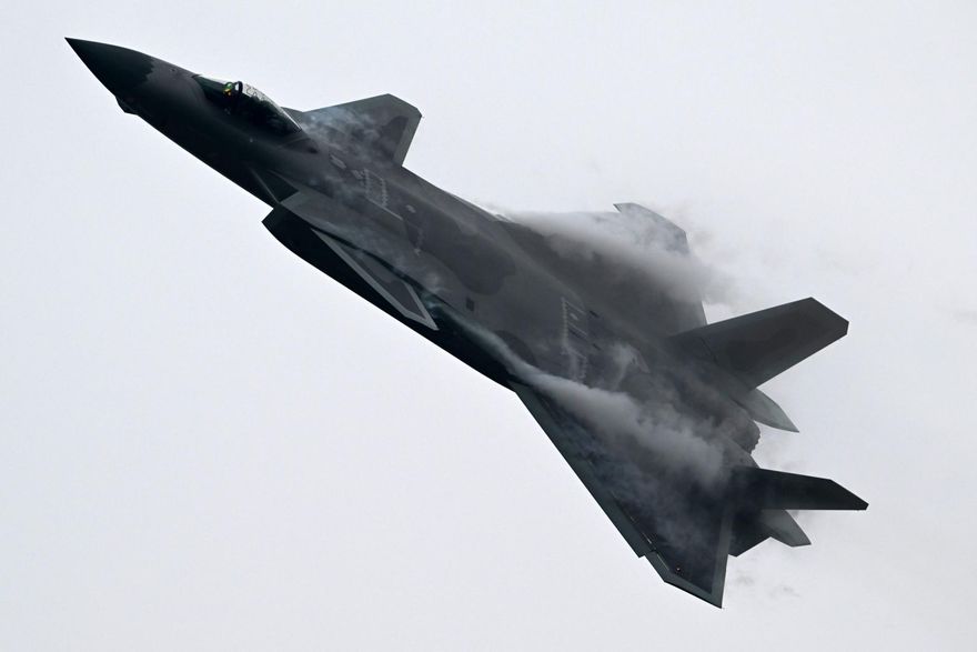 影/殲-20驅逐外機畫面曝光　兩面包夾攔截成功完成驅離