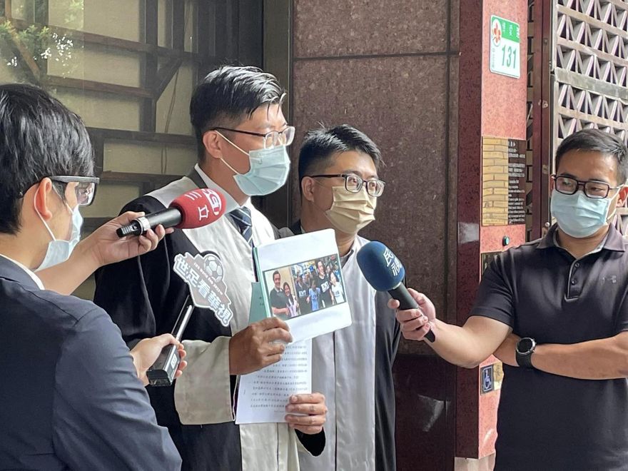 被吉了！徐巧芯批陳時中摟人妻「伸鹹豬手」　他赴地檢署舉發：意圖使人不當選