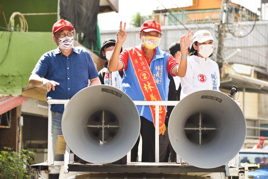 那個男人出現了！「他」現身陪柯志恩掃街拜票　破千網友按讚