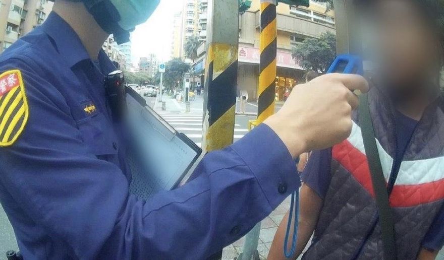 酒醒未退！喝酒隔日開車未繫安全帶　男子遇警盤查酒測後GG了