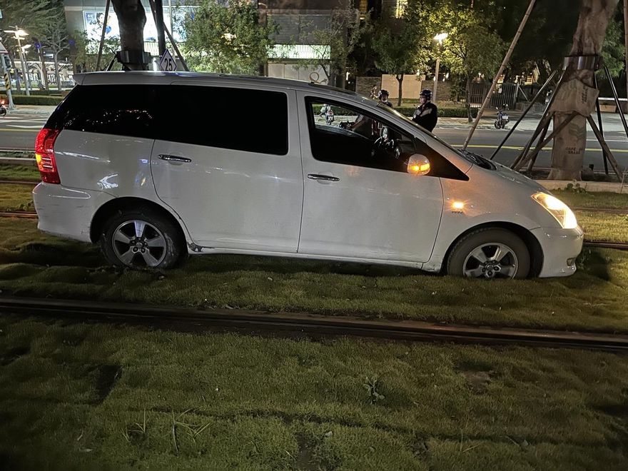 快訊/高雄輕軌「停駛26分鐘」！緊急改計程車接駁