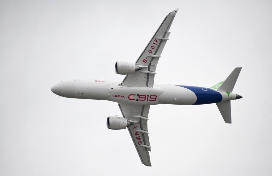珠海航展/45度側飛、超低空飛行　陸產大飛機C919首秀獲300架大訂單