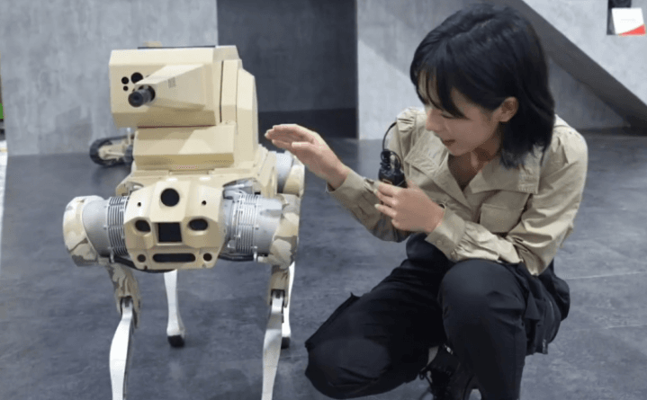 【影】珠海航展／陸製「戰鬥機器狗」初登場　身背重機槍解決巷戰難題