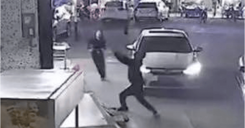 【影】嚇壞！出門開店遇6歲童墜樓　燒烤店老闆下意識飛奔徒手接下