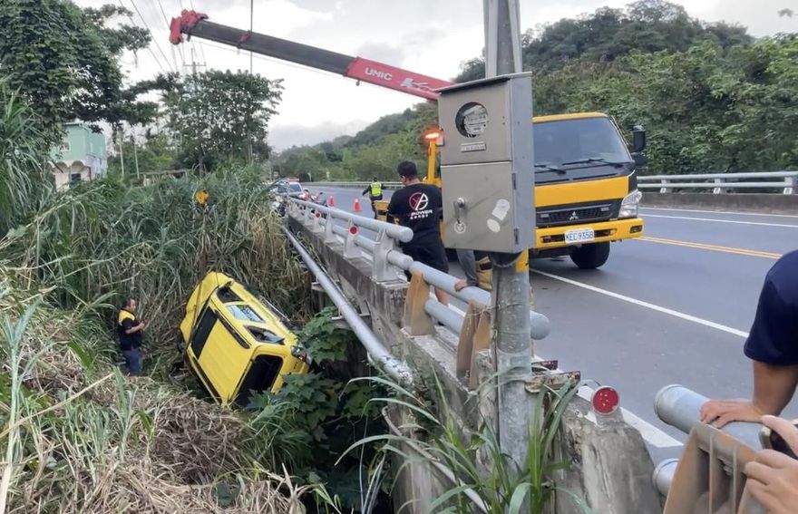 命大！台東休旅車自撞墜橋全毀　駕駛神奇僅受輕傷自行脫困