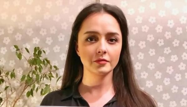 名人力挺！伊朗影后拿下頭巾手舉標語　公開支持反政府示威