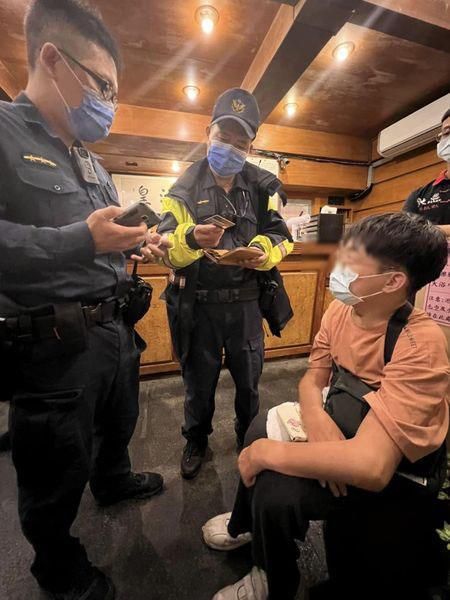 噁男闖溫泉會館女湯「共浴」　雙腳夾緊緊瞎辯有鬍渣是因「打男性賀爾蒙」