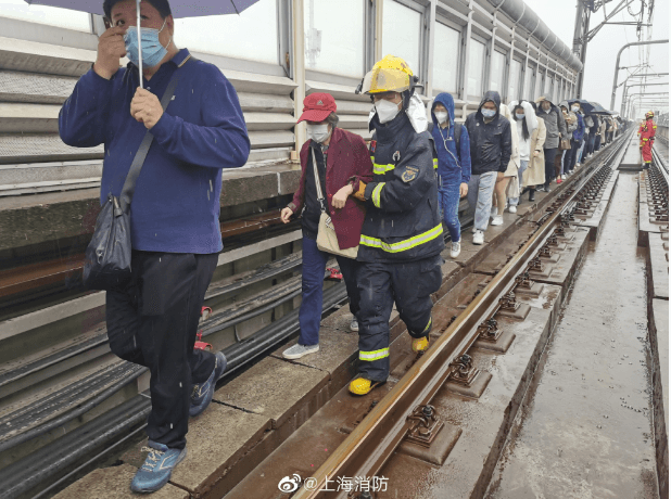 【影】11號地鐵出現「煙霧火光」？上海地鐵：為出庫無人列車　誤點一小時後正常運營