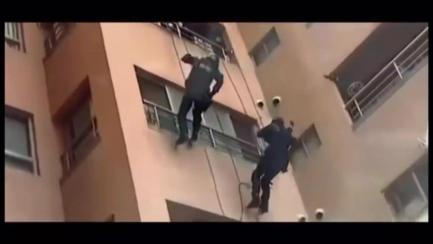 【影】15樓驚險垂降！南投警抓詐騙水房搜出2359萬現金磚…攻堅畫面曝光