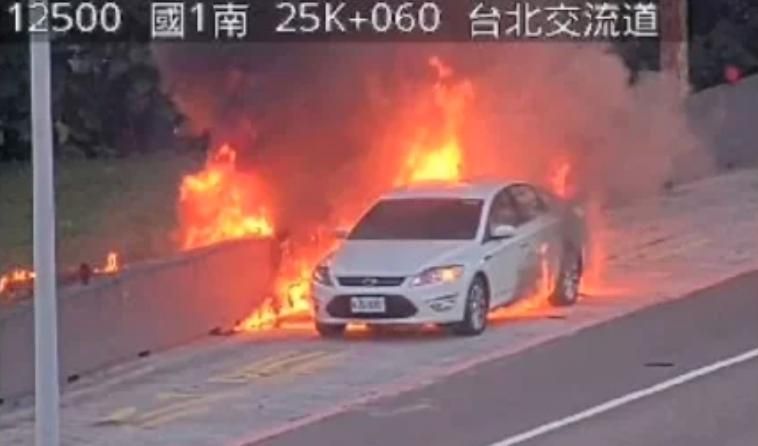 快訊/國1北向火燒車！聞到燒焦味下車…一秒陷火海2人驚險逃過