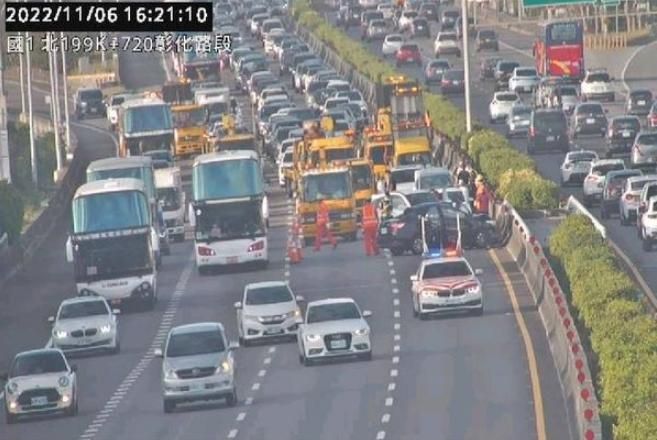 1歲童腦出血！國道車禍翻3圈撞護欄…父母哭喊：孩子是跟媽祖求來的