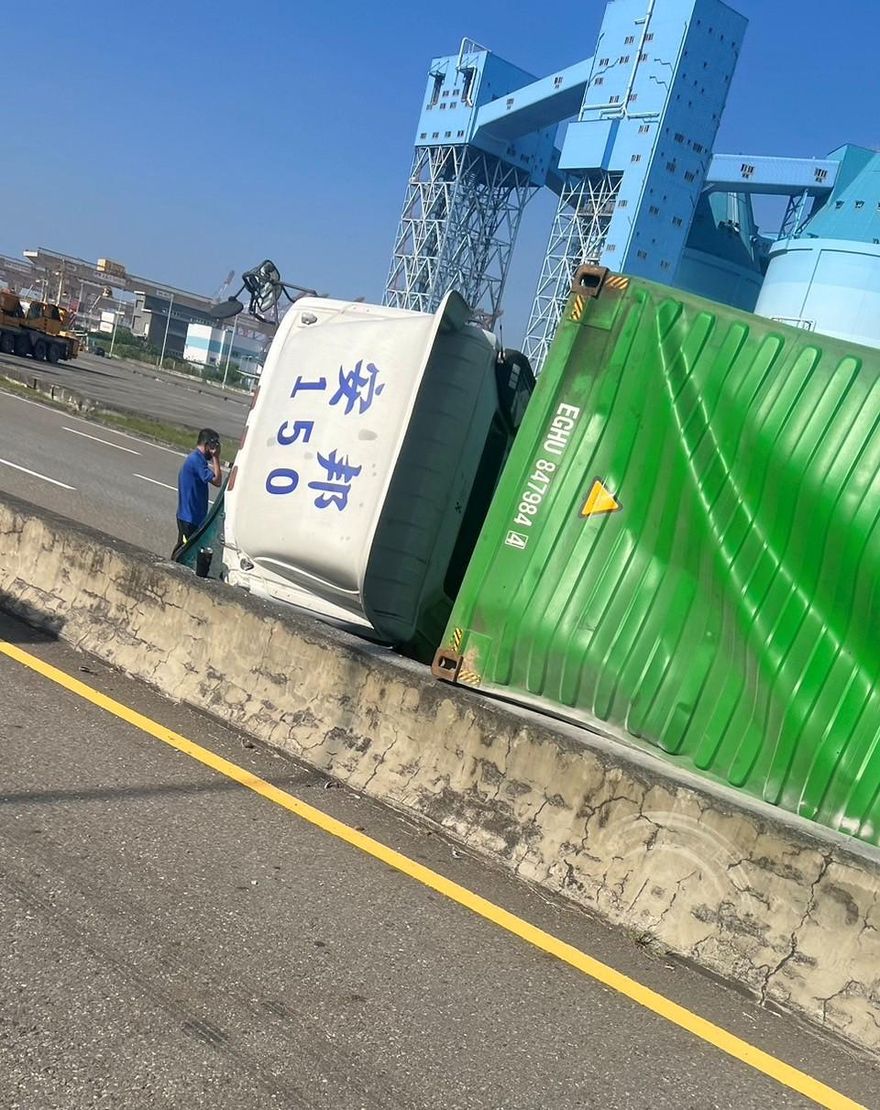 【影】真‧大型翻車現場！大貨車過彎太快　高雄港碼頭前整台慘躺路中央