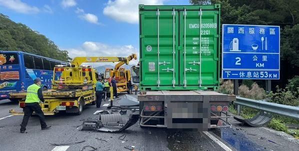 快訊/國三北上新竹關西78.8公里處爆事故　聯結車車頭撞爛駕駛受困