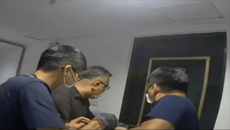 住家大樓應召站藏春色　台中警撞門取締　「歸化台女」全裸糗應門