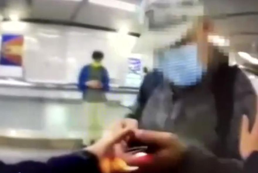 【影】裙底發亮！手扶梯偷拍還開閃光燈　捷運攝狼遭活逮