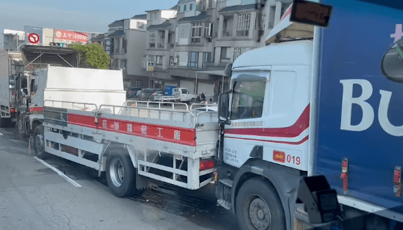 快訊/台中向上路連環追撞！貨車煞車失靈「親人家屁股」　現場慘況曝