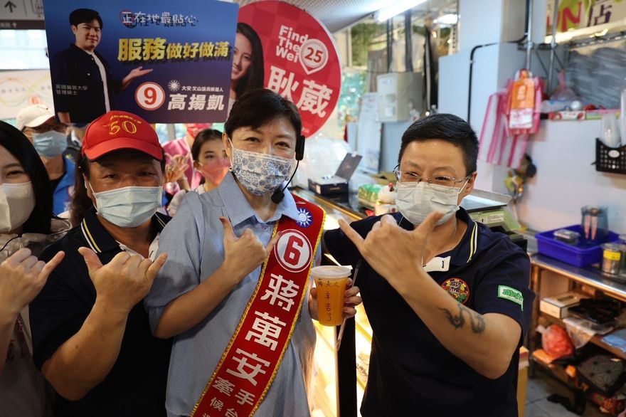 【影】蔣萬安「牽手」石舫亘挺孕肚拜票　攤商暖送果汁打氣：辛苦了！