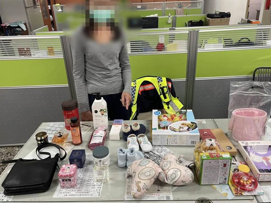 假逛街真偷竊！百貨週年慶人潮擠爆　女賊趁亂狂偷「14櫃位22商品」