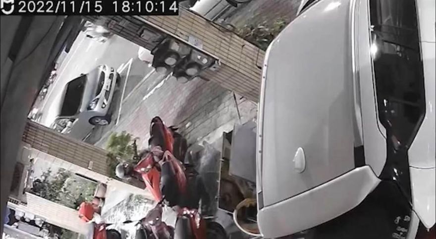 高雄女學生違規闖馬路！害機車騎士閃避不及撞上送醫治療