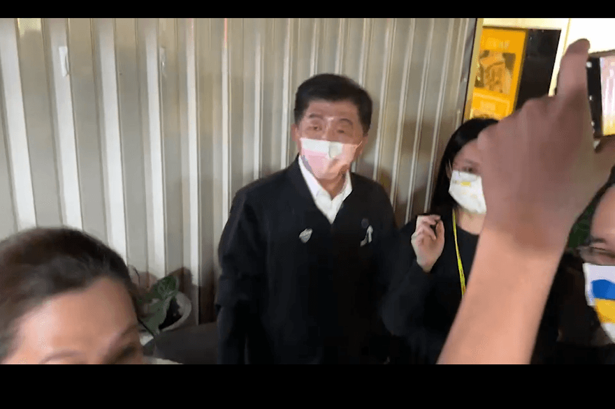 【影】陳時中夜市又挨嗆！臨江街拜票路人飆4字　他尷尬合照裝沒事