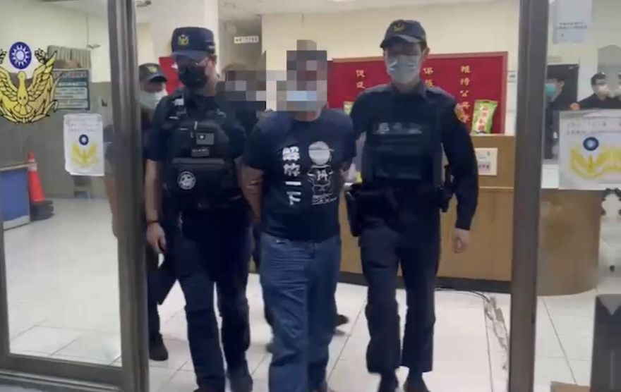 為討500元！2男子街頭持球棒互毆　見警抓狂遭壓制