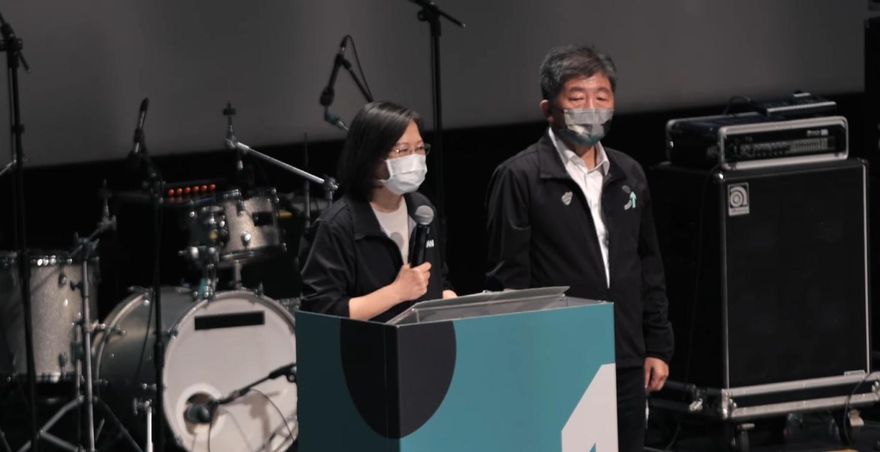 蔡英文24小時3度合體陳時中！網友怒喊罷免：總統工作只剩輔選？