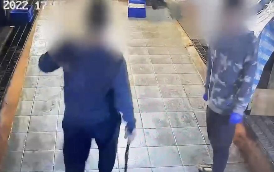 菜市場2攤商為洗地板起糾紛　子為母出頭拿開山刀噴辣椒水