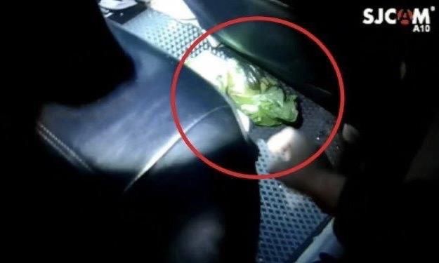 【影】男子駕車遇警盤查故作鎮定　整袋毒咖啡包放後座GG了
