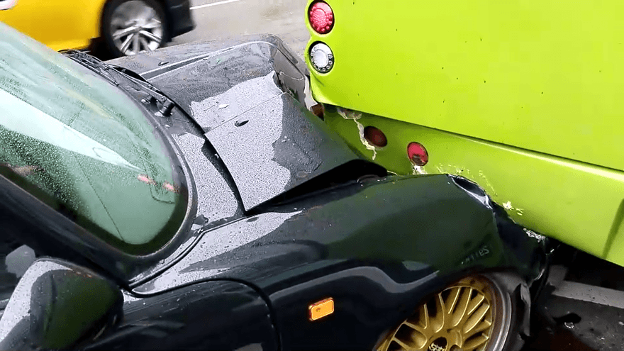 快訊/五分埔商圈驚見車禍！跑車硬頂公車車尾　這下賠大了