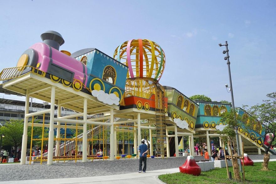 屏東新打卡聖地！林邊共榮公園「30ｍ飛天火車」曝　「巨大蓮霧」落地全家嗨翻