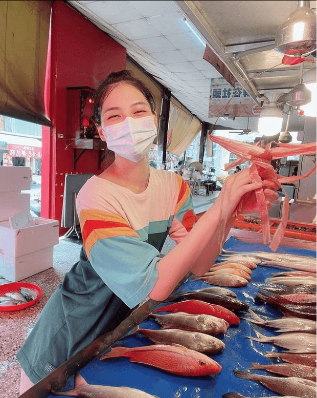 最美魚販遭爆下海撈20萬～怒告AV導演圤智雨「黑白講」　結果出爐.....