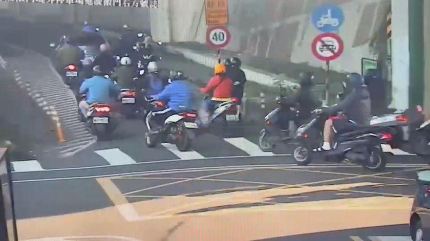 騎士罵翻！堤外便道出現機車貪食蛇　原來是這台高級三寶車造成的