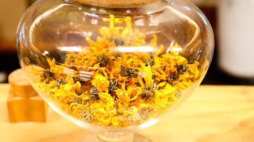 菊花茶明目養肝！中醫：依體質選「顏色」喝、以免虛寒傷身