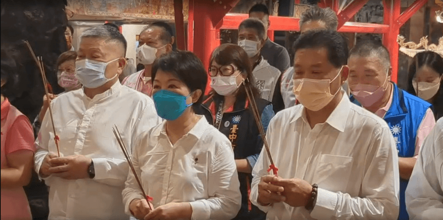 盧秀燕參拜大甲媽祖祈求連任　鎮瀾宮正副董座全程陪同