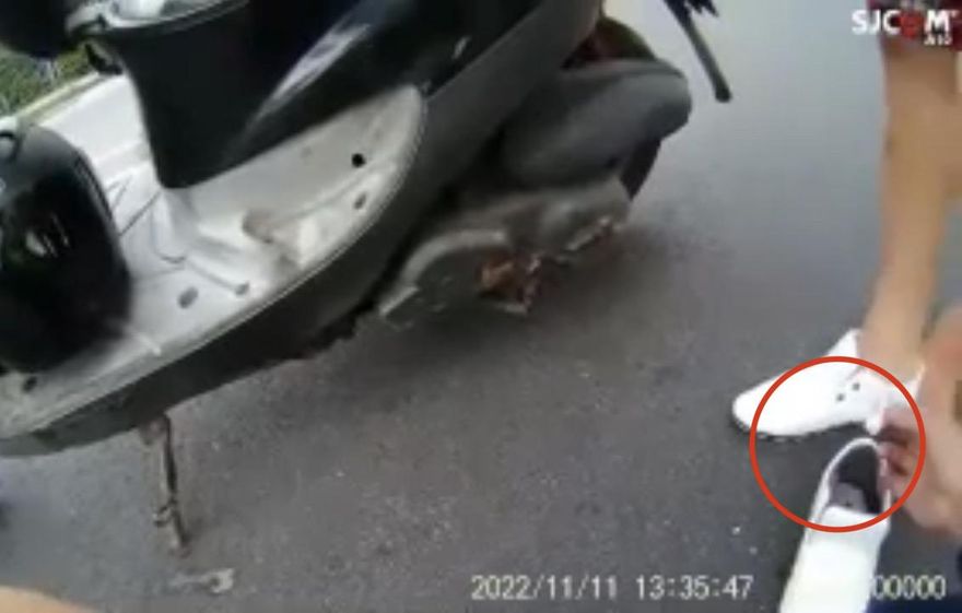 【影】男子騎失竊車遇警盤查　裝鎮定被找到「鞋底一包白白的」