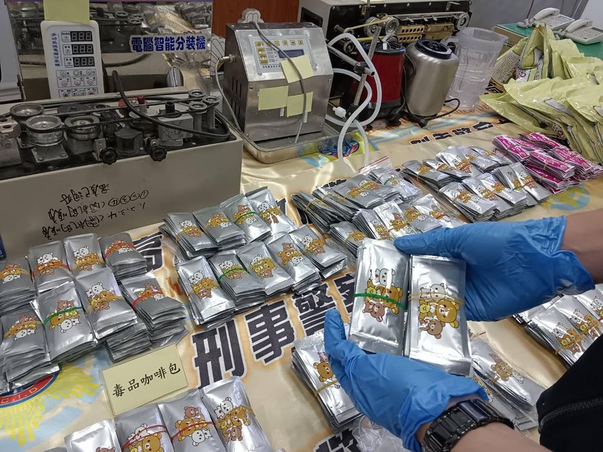 【影】攔截5504包毒咖啡包流入市面！高雄警搗詐欺水房兼破毒品分裝廠