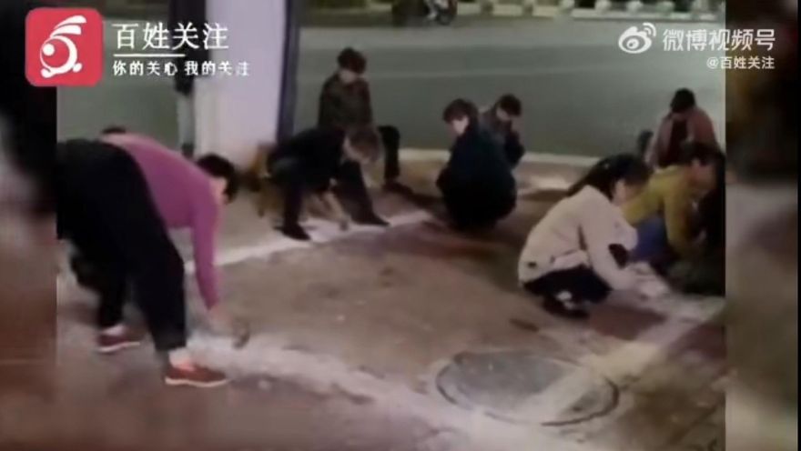 為保跳舞空間　廣場舞大媽竟拿錘子敲掉停車線「佔地為王」惹議