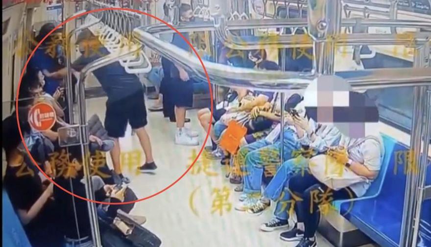 【影】太誇張了！看12歲童坐博愛座不爽　他下車前巴童頭媽媽嚇傻