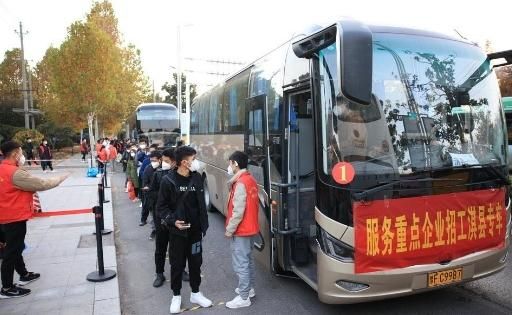 【影】高薪誘惑！鄭州富士康招工報名人數破10萬　仲介稱「將停招三天」