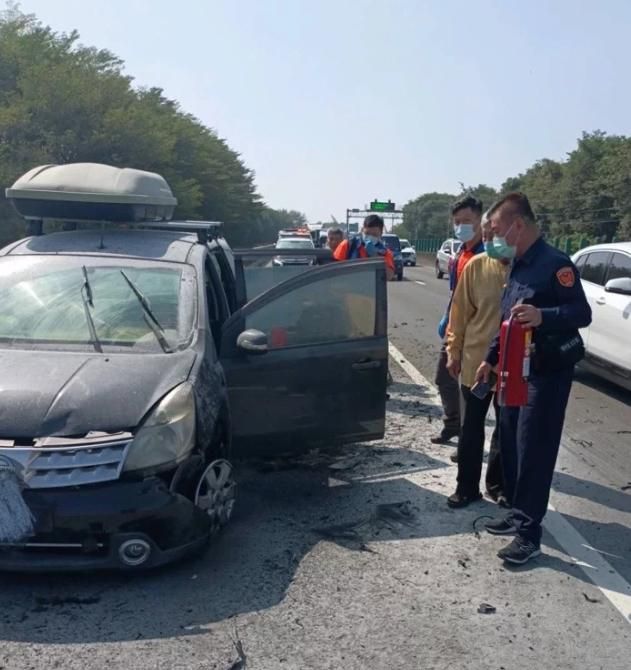 台南台86線超驚險火燒車事故　老翁駕駛當場昏迷　警路過緊急救援