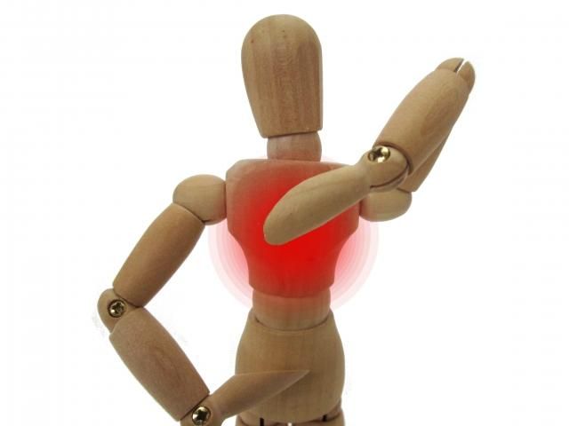 下背痛是許多人的困擾！　醫曝「脊椎滑脫」恐是原因之一