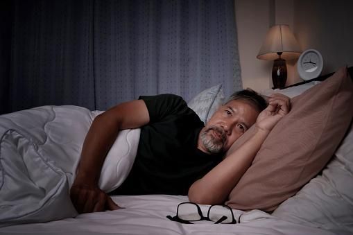 七旬男疑中邪？睡到半夜總會對空氣拳打腳踢　醫曝：恐為腦部退化前兆