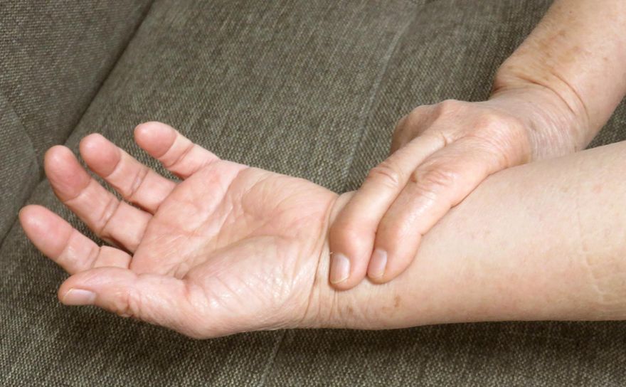 大錯特錯！網傳「壓手腕」可測血管阻塞　醫揭實際檢測目的