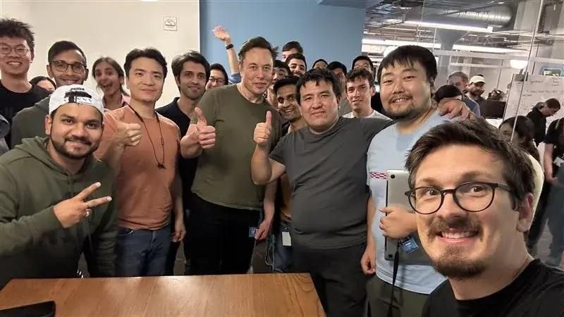 超長工時沒在開玩笑！馬斯克曬員工辦公室開心合照　一看時間：凌晨1點半