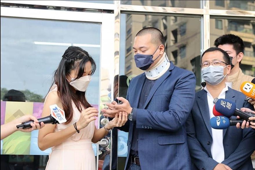 選舉選到登記結婚！楊植斗新娘曝光　蔣萬安太太竟帶鏟子趕到