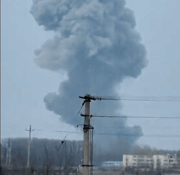 【影】大陸軍工廠爆炸冒濃煙畫面瘋傳　內部傷亡情況未知