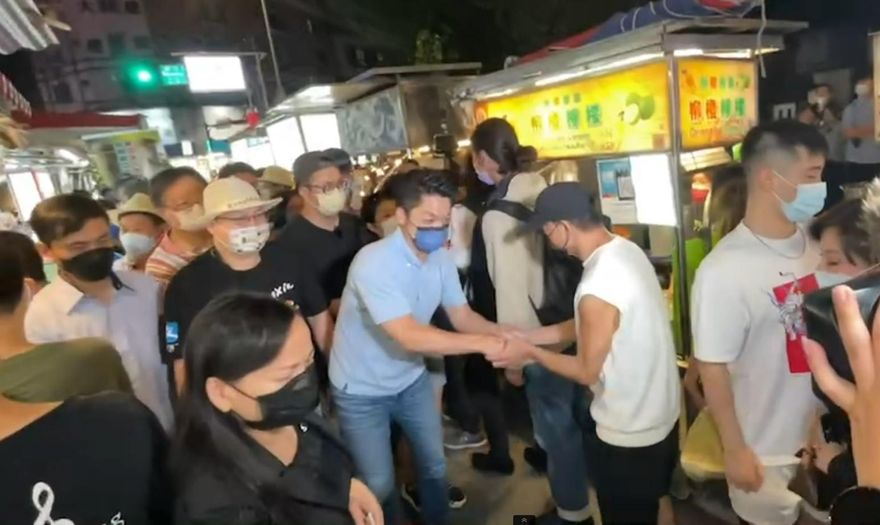 【影】蔣萬安深入綠營票倉掃街！35年攤商「這舉動」太感人